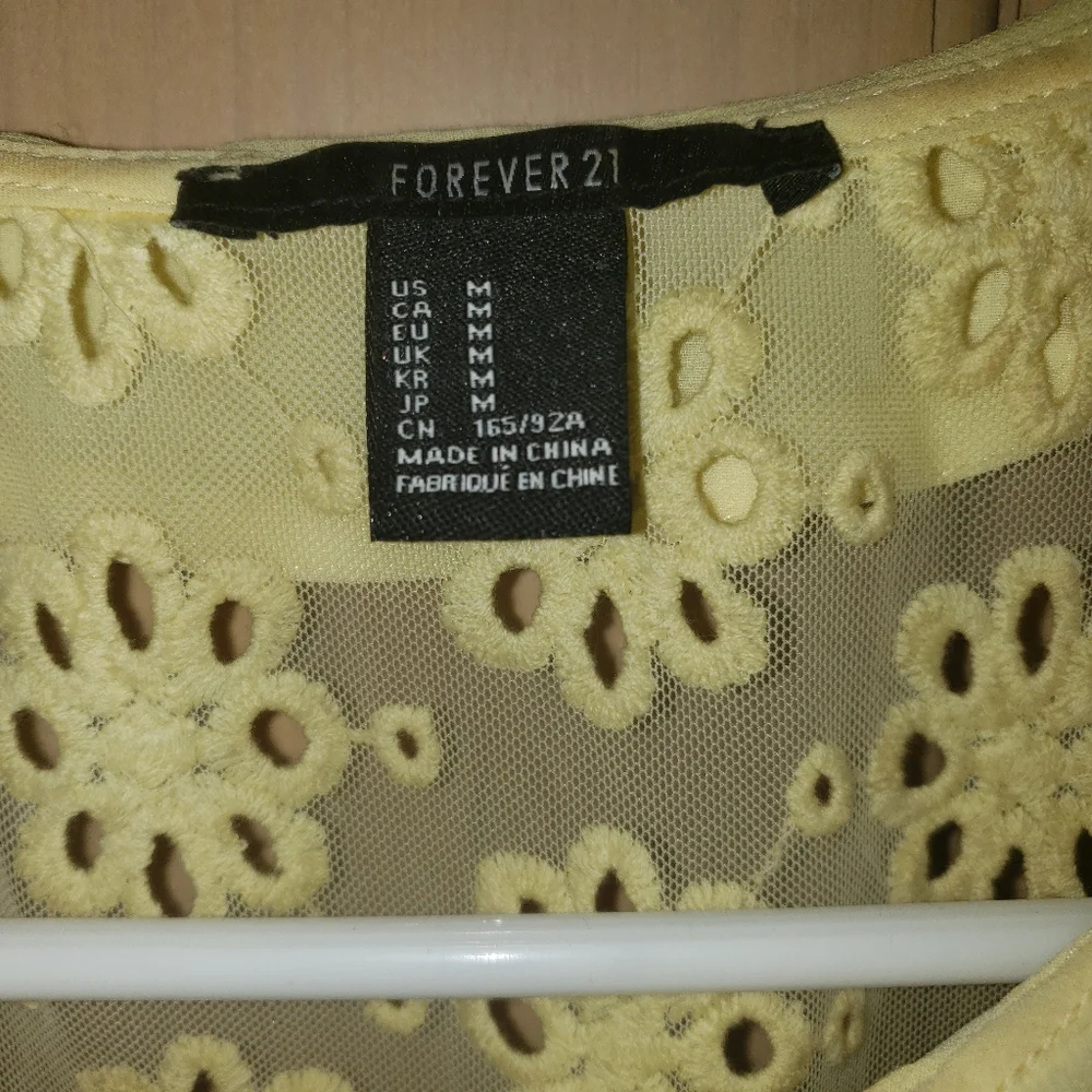 Misses sz M Forever 21 Summer Beachy eyelet sheer Floral shirt Beautiful yellow - Picture 4 of 4